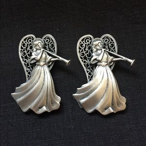 Angel, blowing a trumpet brooch pin (2)